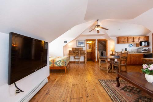 Fully Furnished Loft Near Hyalite