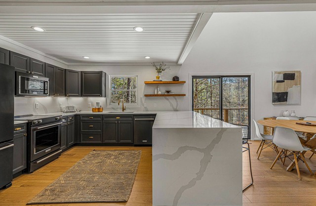 Fully Renovated Modern Home, within 2 miles from downtown Highlands