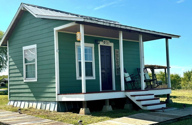 Fun Family Countryside Tiny House with Pool