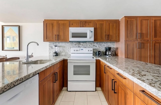 Fun-filled Adventures at this Paradise! Full Kitchen, Outdoor Pool, Free Parking