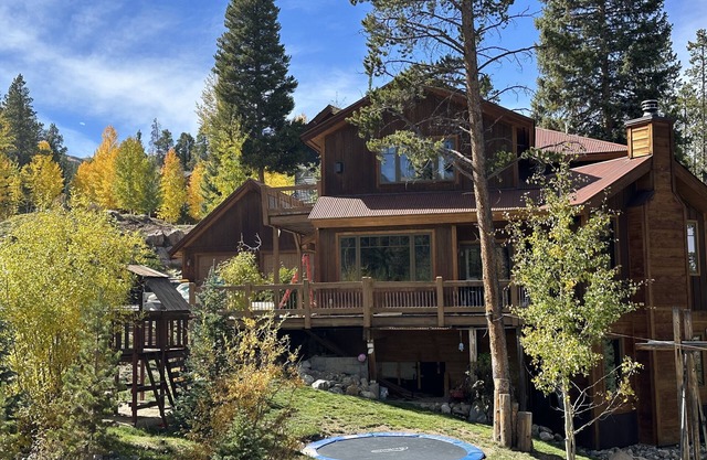 Fun home,zipline,tramp,trail access,hot-tub,mtn views,kid&pet👍town skihill close