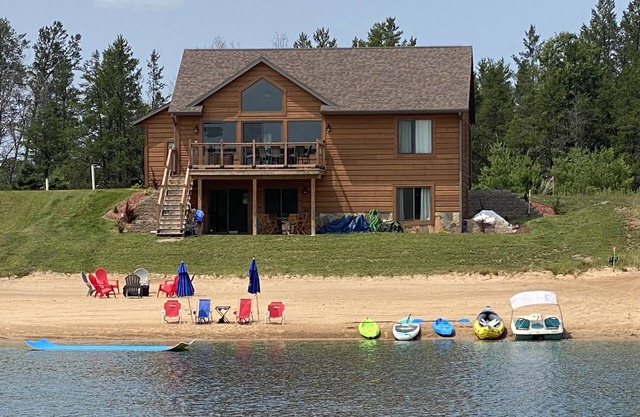 Fun on the Beach, minutes from Castle Rock Lake! EV friendly too! -Hot Tub-!