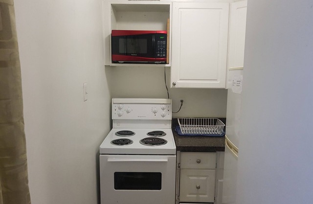 Furnished bachelor studio near Dundas/College Station, Toronto Metropolitan Uni.