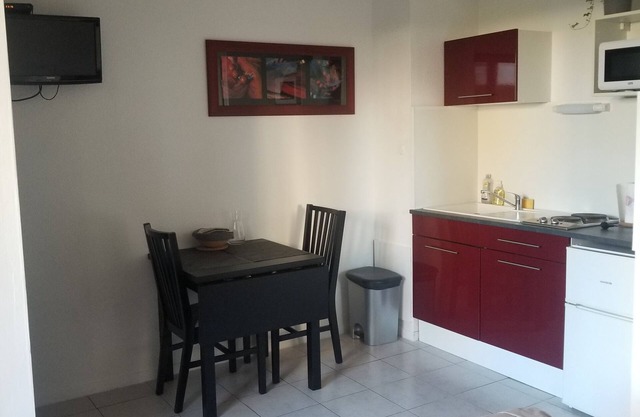 Furnished one-storey studio 17m² with enclosed garden 300 metres from the sea