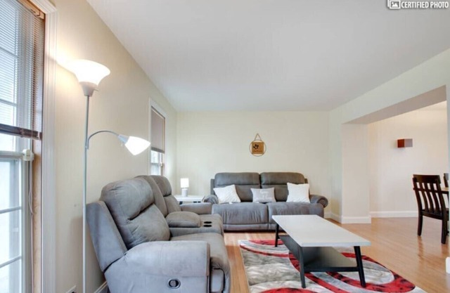 Furnished Private home in Aurora sleeps 9 guests