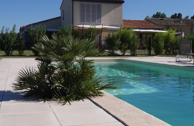 Furnished tourist accommodation classified 4 * for 4-5 people, swimming pool overlooking the Luberon