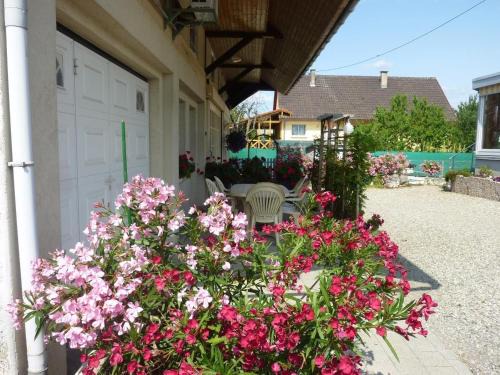 Gîte convivial avec terrasse abritée, 3 chambres, cuisine équipée, espace détente, proche autoroutes et pistes cyclables. - FR-1-744-6