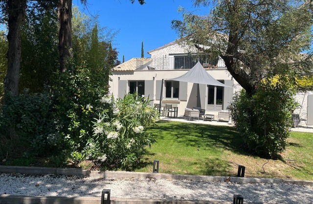 Gîte Dans un Mas Provencal Avec Piscine, 3km du Centre de L'isle-sur-la-sorgue