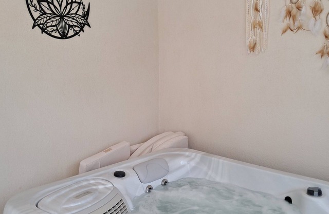 Gîte sleeps 2 to 4 pool jacuzzi