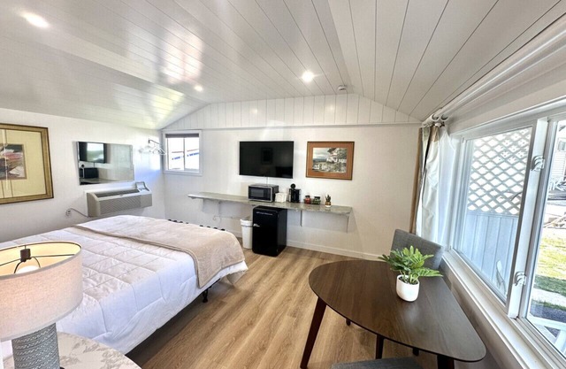 Gallagher's Travels Room Five (King)