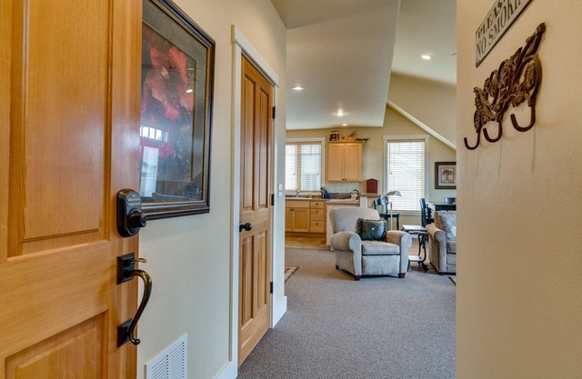 Galleries 1 Block, Spacious Yet Cozy, King & Queen Beds, 1 Pet Welcome, Mt. View