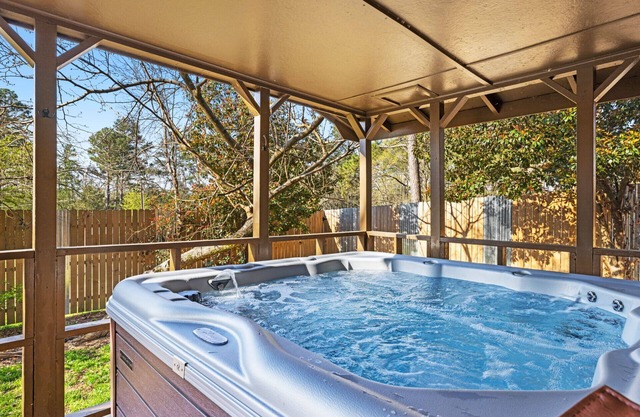 Game Room with pool table and ping pong, hot tub, less than a mile from lake