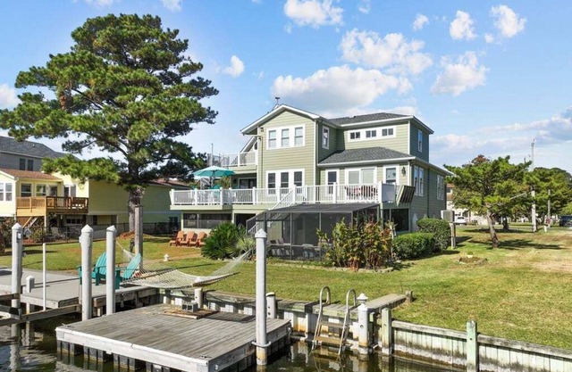 Garber Harbor in Colington Harbor Waterfront Canal Hot Tub Jimmy Buffett Bar