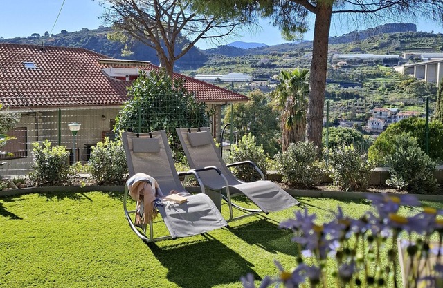 Garden: lovely one-bedroom apartment finely renovated, Private garden and parking space