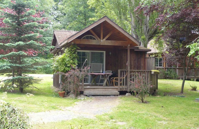 Garden Studio Cabin w/peek-a-boo views - 1 min walk to beach!
