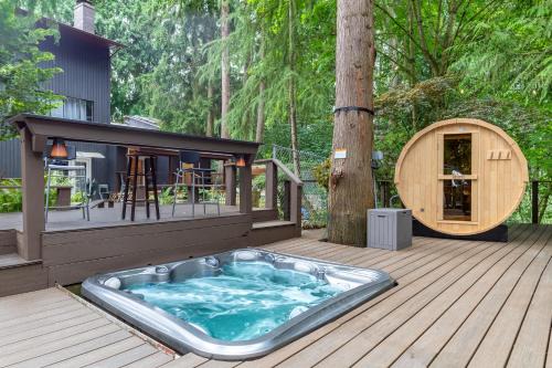 Garden Suite Two Bedroom with Hot Tub Sauna Outdoor kitchen and Game Room