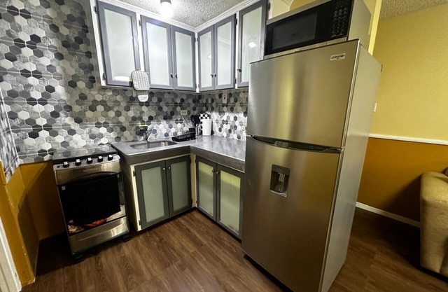 Gated Cozy King Suite - WiFi, A/C, Central Location, Night Life