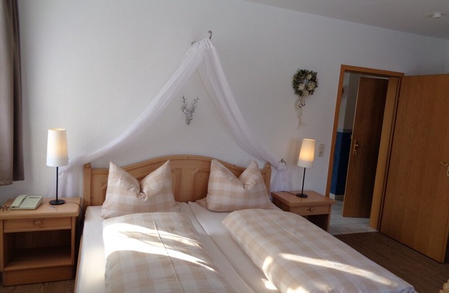 Gemütliche 70qm Ferienwohnung mit Balkon, Naturholzmöbelausstattung