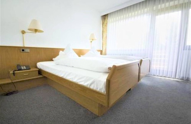 Gemütliches Doppelzimmer mit Sat-TV, Dusche/WC und Balkon oder Terrasse