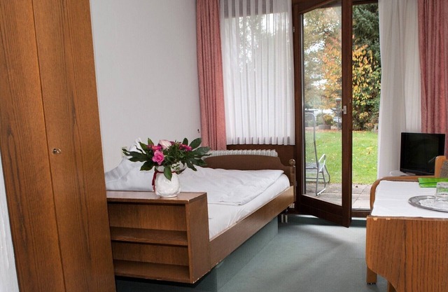Gemütliches Einzelzimmer mit Sat-TV, Dusche/WC und Balkon oder Terrasse