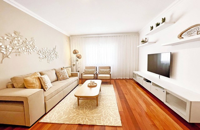 Gem of Cascais: Upscale Quiet Home w/DT Access
