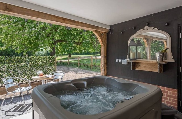 Geoff's Rest with Hot Tub, Pond Hall Farm, Hadleig
