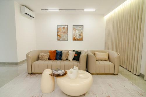 Georgetown Elegant Golden Jacuzzi KTV 5BR 16pax E