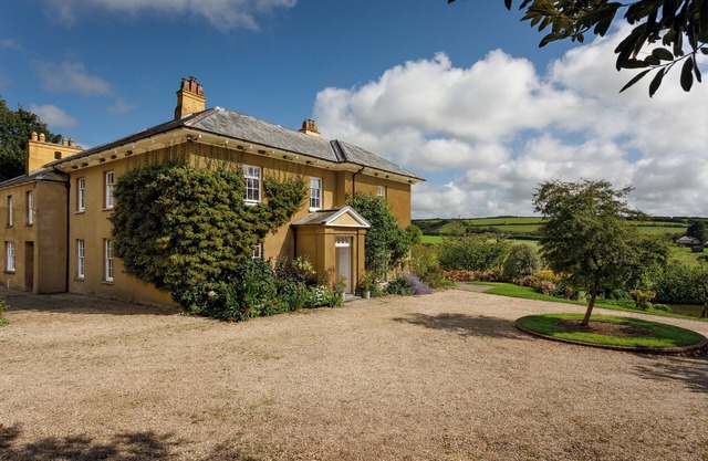 Georgian Country House Secluded in 4 Acres, Hot Tubs & 8 Large En-Suite Bedrooms