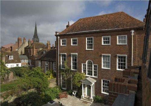 Georgian House - Great for Groups & Celebrations! Located in Central Chichester with Parking - Chichester Holiday Properties