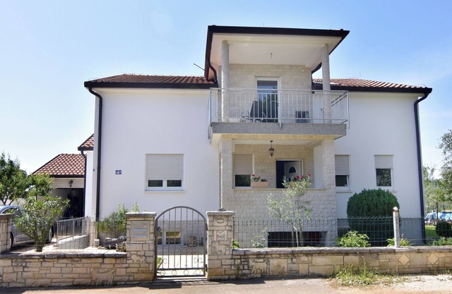 Geräumige Kellerwohnung in der Nähe von Umag