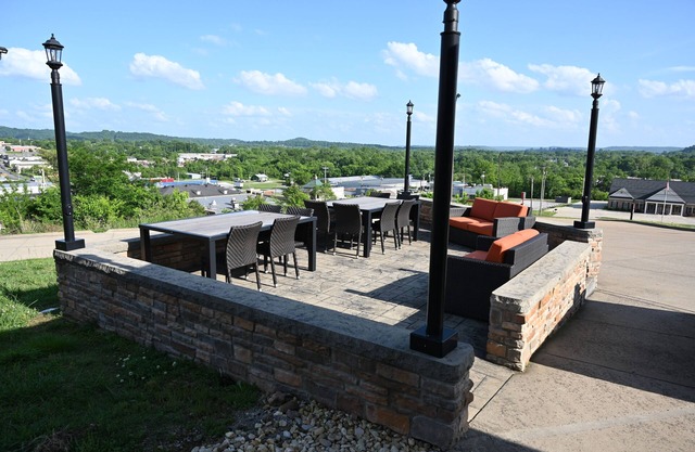 Giles Hotel Inn & Suites