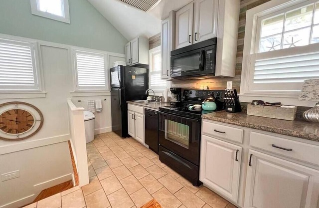 Ginger Cottage #11 - Landings, Quaint Maggie Cr Home