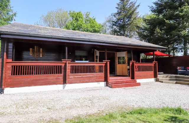GISBURN FOREST LODGE, pet friendly, with hot tub in Wigglesworth