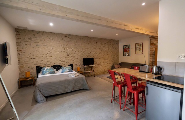 Gîte-Massane-Apartment-Ensuite with Bath-Courtyard view