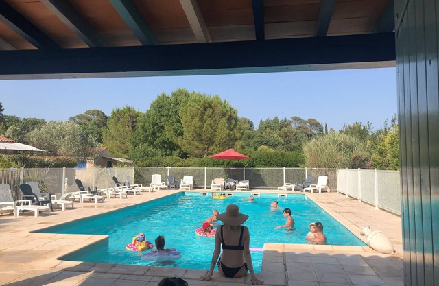 Gîte 'Le Pin Parasol' at Heike and Didier's, shared pool, Wi-Fi and air conditioning