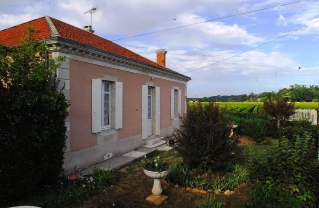 Gite ' le Vieux Pressoir * ' with swimming pool, children's playground,
