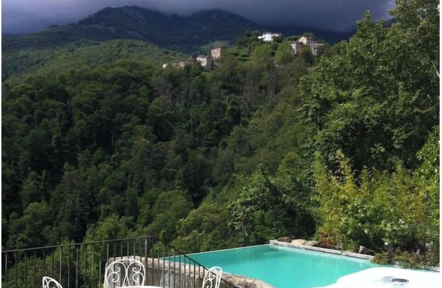 Gîte overlooking two valleys, in a park with spa, swimming pool, barbecue trampoline