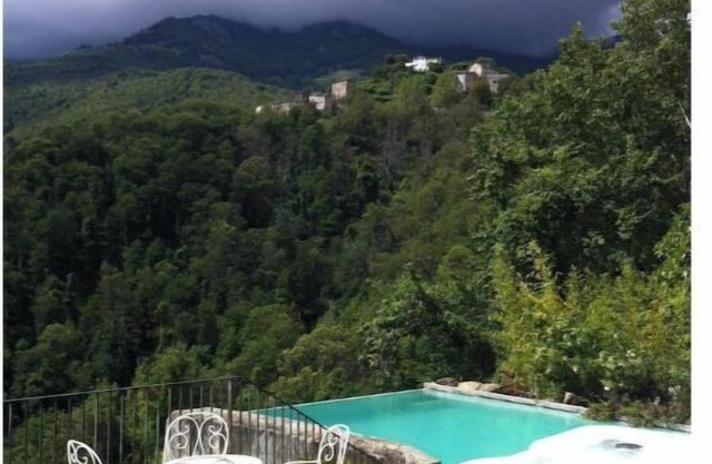 Gîte overlooking two valleys, in a park with spa, swimming pool, barbecue trampoline