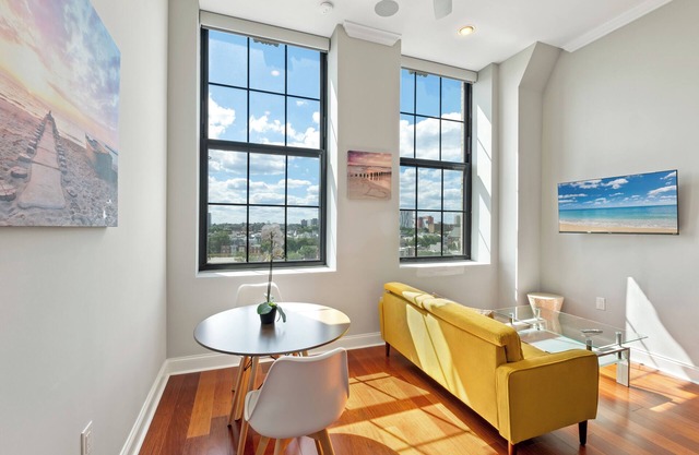 Glam Flat w View/Pool/Deck