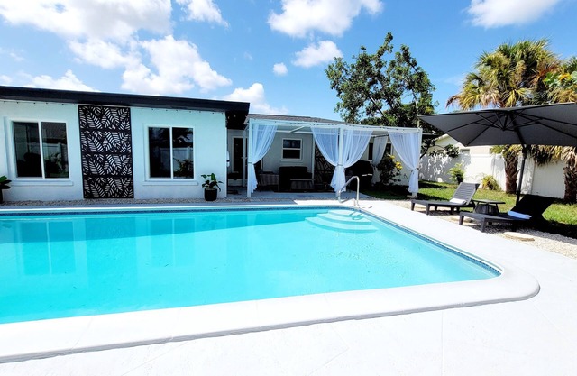 Glamorous 3BR/2BA Pool House in Venice -8min from Beach