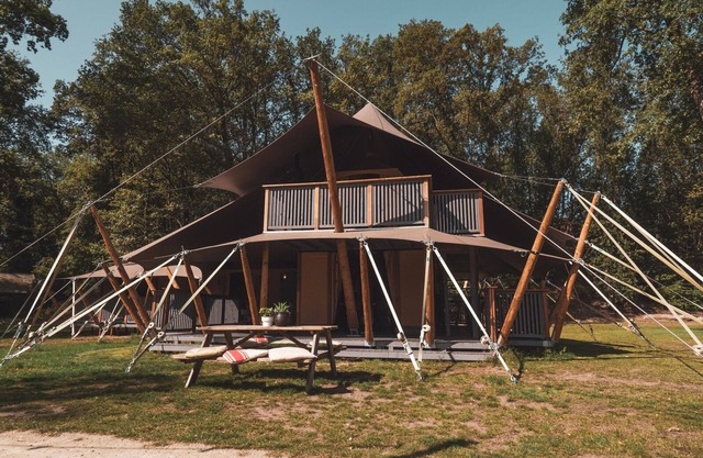 Glamping 8-person Safari tent