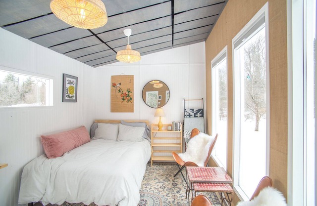 Glamping hut with WiFi in Ripton, biking, hiking, skiing