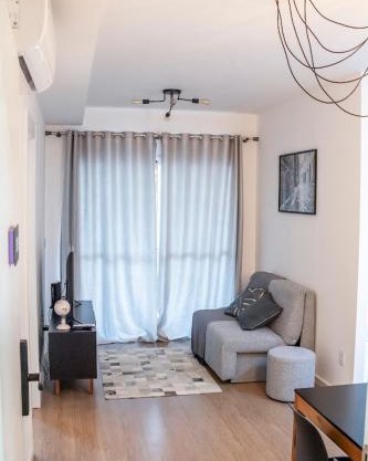 Gleba com ar-condicionado na sala e quarto, sacada e piscina