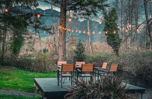 Gold Bar Basecamp – Modern and spacious riverfront home w/hot tub