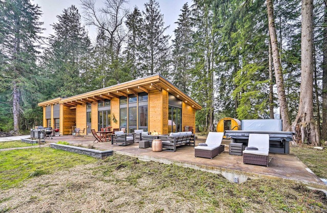 Gold Bar Cabin on Skykomish River: Heated Swim Spa