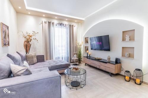 'Golden Angel' Apartment With Modern Style