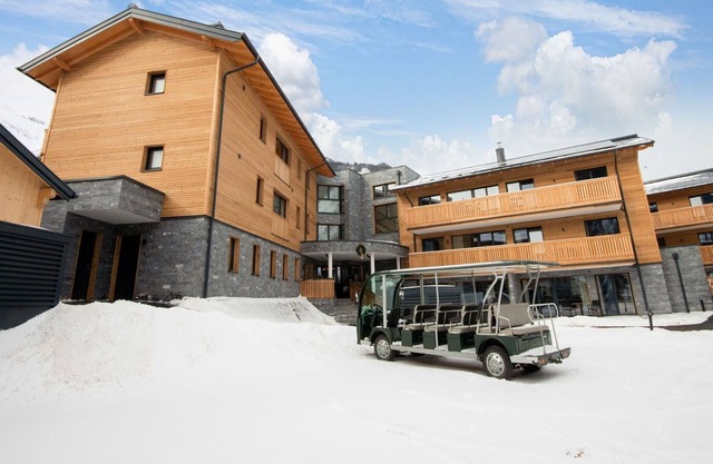 Golden Lodges Rauris Resort with ski storage