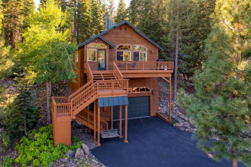 Golden Summit by AvantStay Stunning Secluded Cabin w Access to Tahoe Donner