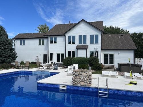 Golf Oasis Sleeps 22! Hot tub Firepit Gym Pool