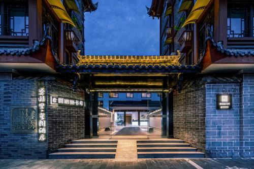 Gongxili - Xige Hotel -8mins walk from Tonghuimen metro station, near Tianfu square, close by culture park and Sichuan opera house, English speaking service,speaking service, local tours